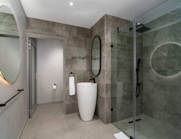 Full bathroom 1