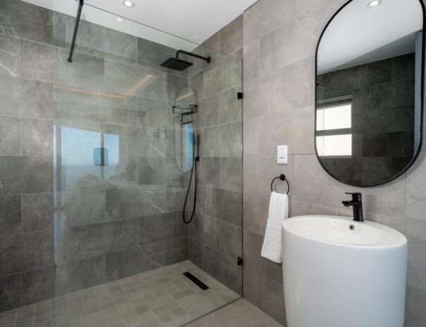 Full bathroom 2
